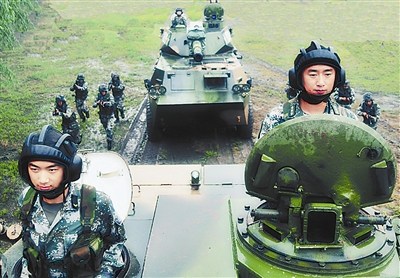沈阳军区某炮兵团组织炮兵火力打击演练(图)