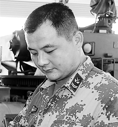 四级军士长张祥玖听到发动机响就兴奋