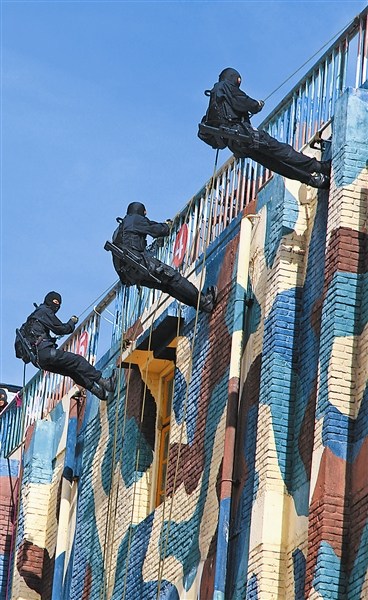 南海舰队某部官兵进行高楼滑降训练(图)