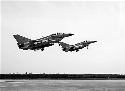 实拍海军航空兵某团战鹰编队出击(图)