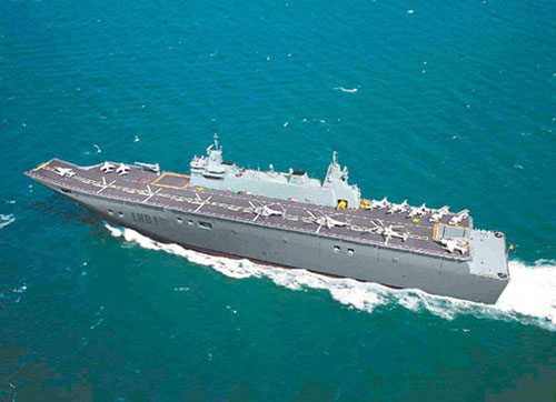 首艘“堪培拉”级直升机登陆舰船体运抵澳大利亚