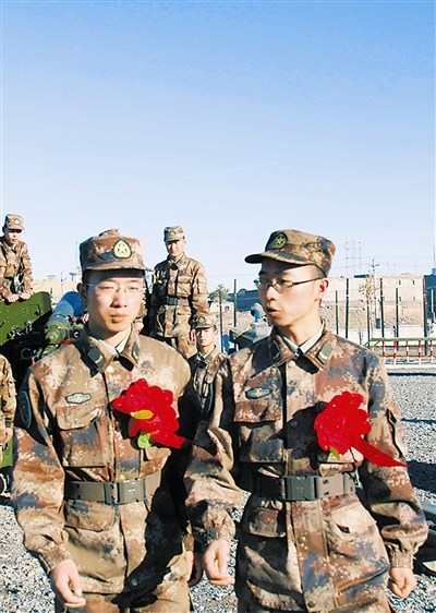 新疆军区某炮兵团双胞胎大学生士兵双双提干