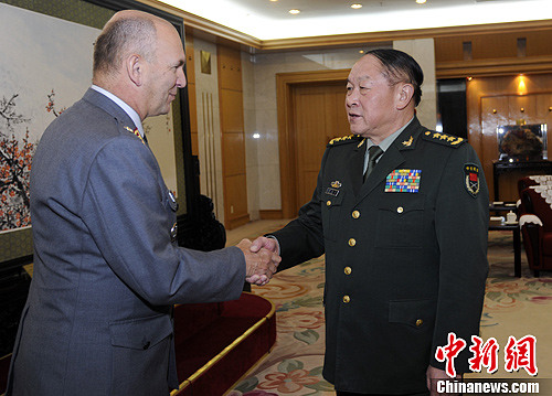 梁光烈会见芬兰国防部常务秘书支持两军加强合作