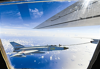 解放军战机空中加油油表出故障飞行员人工计算