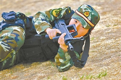 女特警苦练技能荣登“超级英雄”终极对抗冠军
