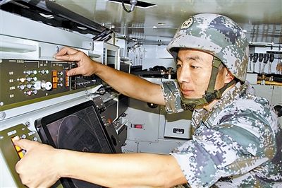 解放军防空导弹操作手手动控制雷达击落战机