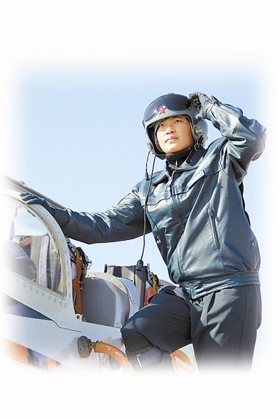 中国空军双学士歼击机女飞行学员白雪谈首次单飞