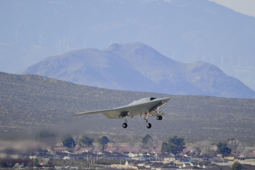 美国海军完成X-47B无人机首次岸基弹射起飞