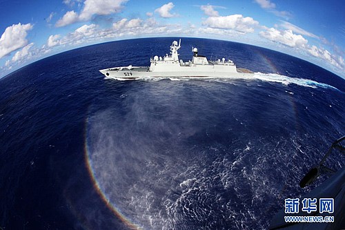 中国海军舰艇编队西太平洋完成舰机联合搜救训练