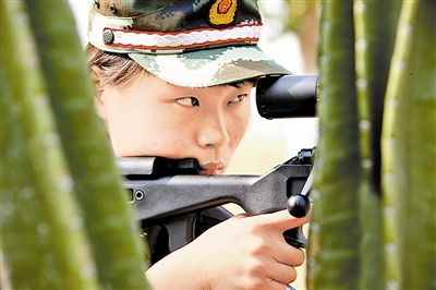 解放军女狙击手用新狙枪枪十环自言不打第二枪