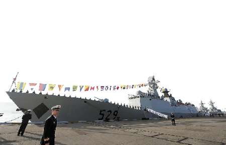 中国海军护航实录:海盗竖起火箭筒对抗舟山舰