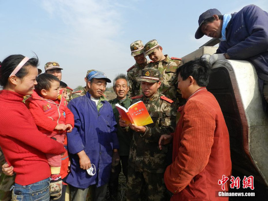 巢湖武警:义务发放十八大精神宣传资料万余份