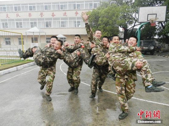安徽巢湖武警官兵三九天练体能(组图)