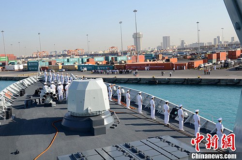 中国海军第十三批护航舰艇停靠沙特吉达港补给休整