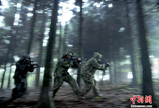云南边防某部开展强化训练砥砺“丛林猛虎”硬功