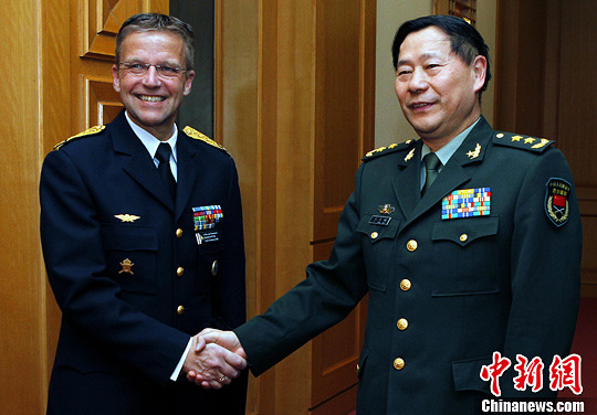 戚建国与瑞典国防参谋长会谈