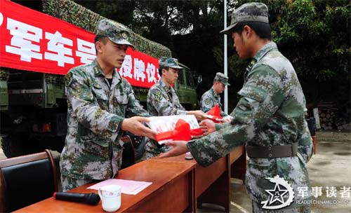 解放军今起统一启用新式军车号牌严限豪车悬挂