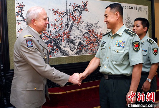 解放军副总长侯树森会见法国客人