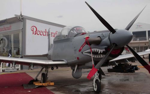 比奇公司轻型攻击机at6巴黎航展上演首秀图