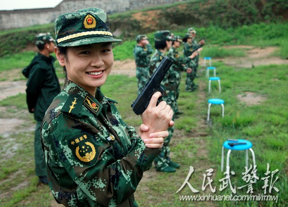 武警青岛支队恶劣天候进行实弹射击训练(图)
