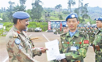 兰州军区某团长:维和任务中紧握钢枪彻夜未眠