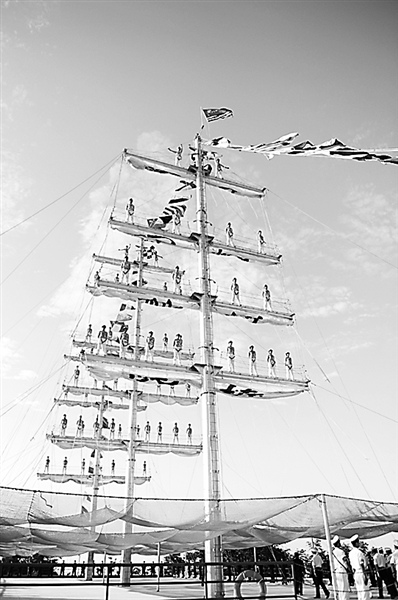 海军航空工程学院强化学员舢板帆船技能(图)