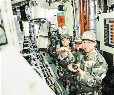 张家港边检官兵严守“三尺国门”被外国船长称赞