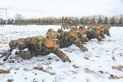北疆新兵卧雪训练培养新战士顽强战斗作风(图)