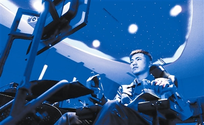 北海舰队飞行员用空战模拟系统进行实战训练(图)