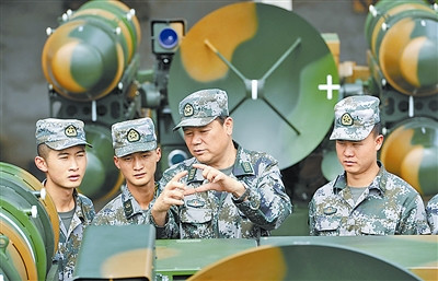 实弹射击现哑弹老兵钻进坦克排除险情(图)