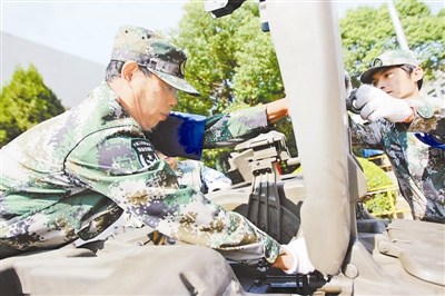 上海某预备役高炮师组织城市防空检验演习(图)
