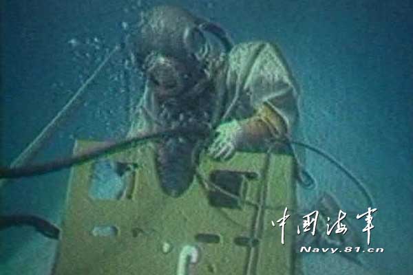 东海舰队开展援潜演练潜水员对潜艇供气(图)