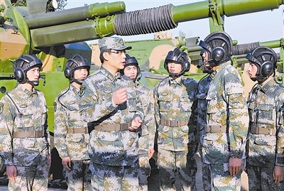 北京军区某炮兵旅政委:射击成绩让外军竖大拇指