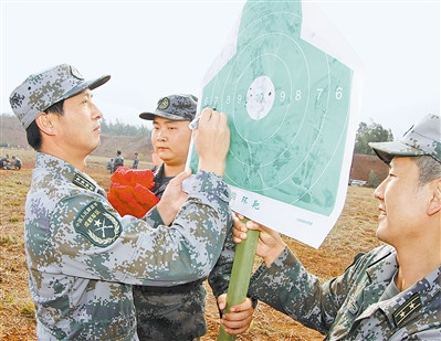 成都军区某炮兵旅新兵5发5中旅长为其戴红花(图)