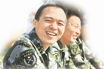 12年兵龄老兵组建乐队训练间隙为战友演唱