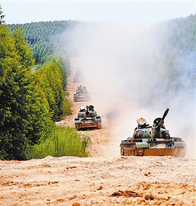 广州军区某兵种训练基地考核教员坦克驾驶(图)