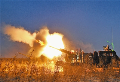 济南军区某炮兵团开展夜间火力打击演练(图)