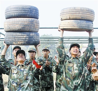 武警江西省总队吉安市支队官兵举轮胎拼臂力(图)