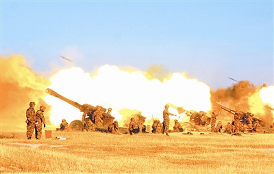 沈阳军区某炮兵团展开实弹演练火炮瞬间齐射(图)