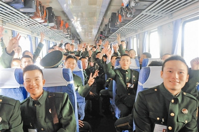 武警新疆边防总队千余名退伍老兵返回家乡(图)