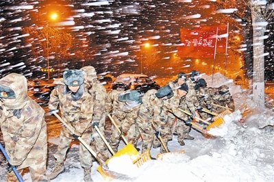 武警吉林省总队出动6000余名官兵清运积雪(图)