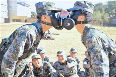 新兵训练拼本领驻渝某团女兵与班长比俯卧撑(图)
