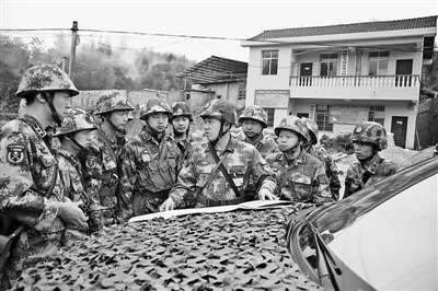 湖南某预备役师举行军演指挥员现场研究路线(图)