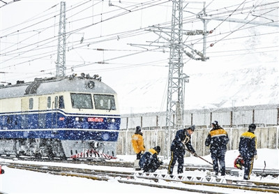 乌鲁木齐铁路局加紧铁轨清雪确保列车正常运行