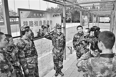 北京军区某团为新兵拍敬礼照片寄给远方亲人(图)