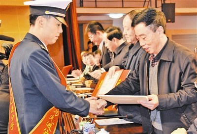东海舰队航空兵某师四级军士长勇斗歹徒赢赞誉