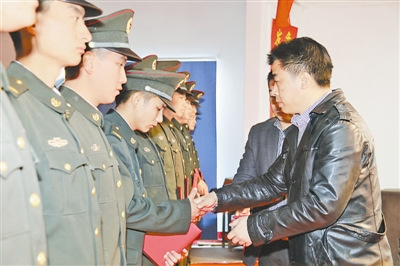 南京军区某海防团36名老兵荣膺驻地荣誉公民(图)