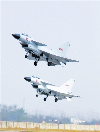 中国海军第一个歼10团揭秘:练超低空出现错觉