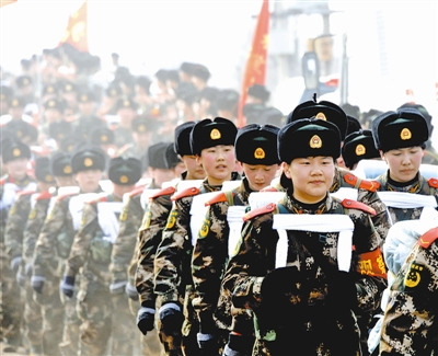 武警辽宁省总队直属队女兵顶风冒雪完成拉练(图)