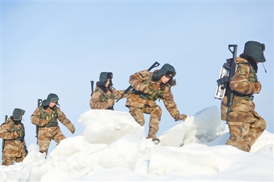 黑龙江省军区某边防团官兵冒严寒巡逻执勤(图)